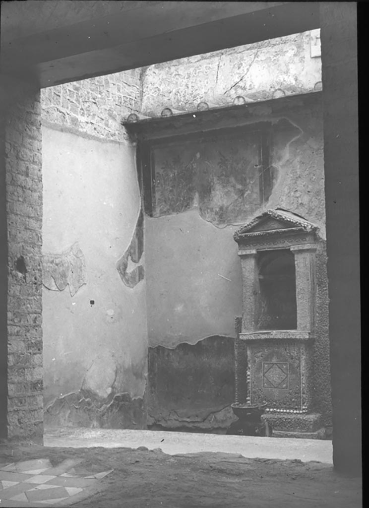 III.3 Herculaneum, Casa Dello Scheletro. H37.
Looking towards south-east corner and shrine against south wall of lightwell or small courtyard.
Photo used with the permission of the Institute of Archaeology, University of Oxford. File name instarchbx92im002 Resource ID 41151.
See photo on University of Oxford HEIR database